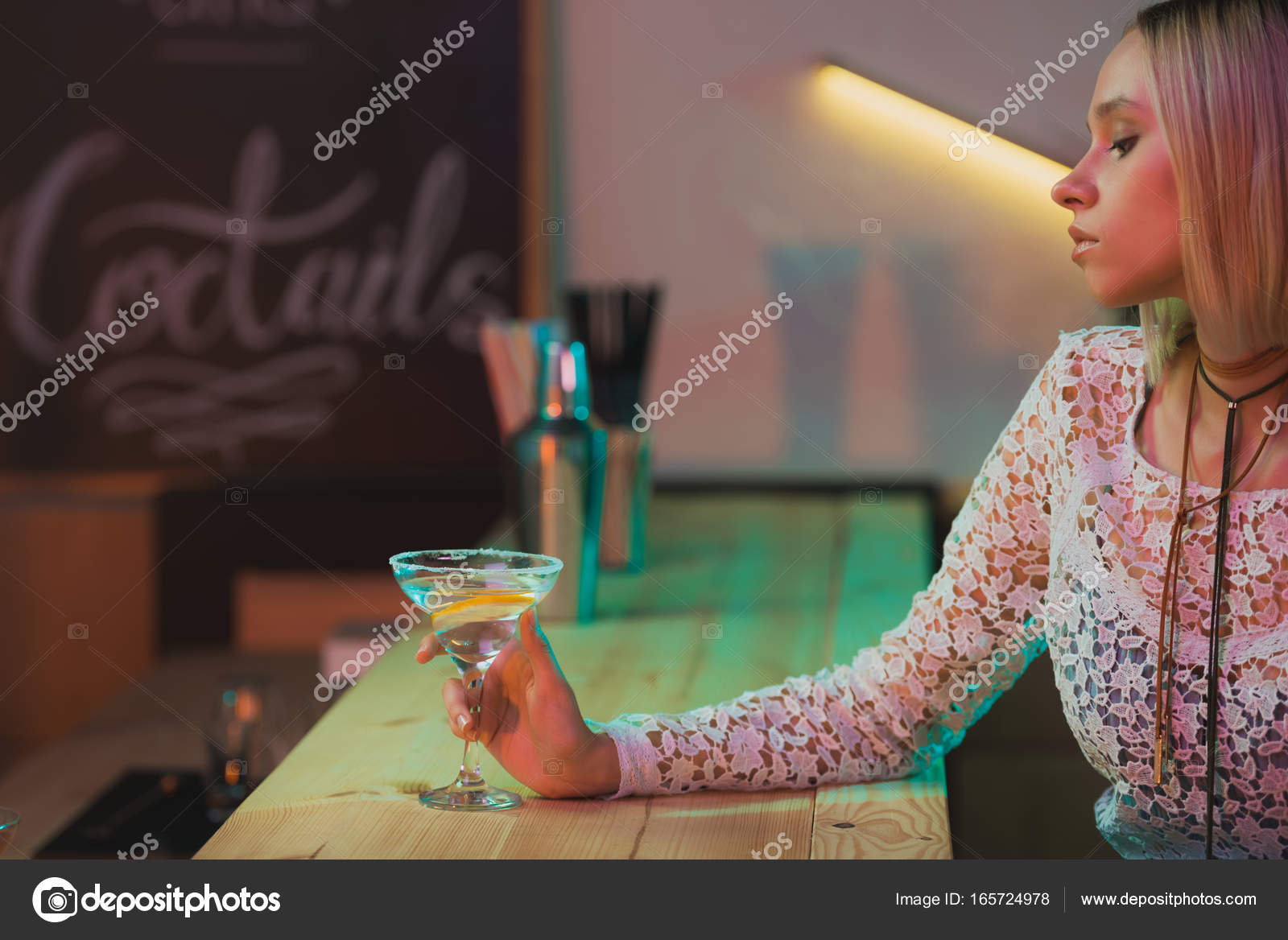 Femme avec cocktail au bar image libre de droit par ArturVerkhovetskiy