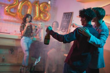 Yeni yıl partisinde çok ırklı arkadaşlar