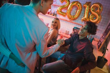 çok ırklı erkekler tokalaşırken