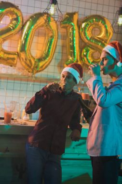 şampanya içmek çok ırklı erkekler