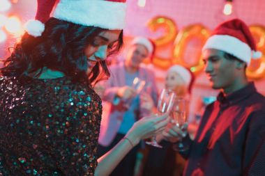 Yeni yıl partisinde çok ırklı arkadaşlar