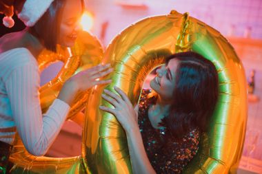 Balonlar ile çok kültürlü kadınlar