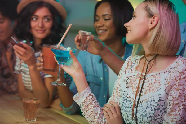 Mujeres multiculturales teniendo fiesta — Foto de Stock