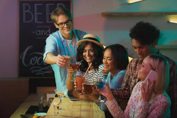 Amigos multiétnicos teniendo fiesta — Foto de Stock