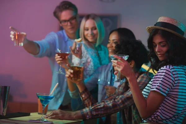 Amigos multiétnicos teniendo fiesta — Foto de Stock