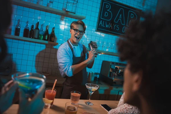 Barmen making alcohol cocktail — Stock Photo, Image