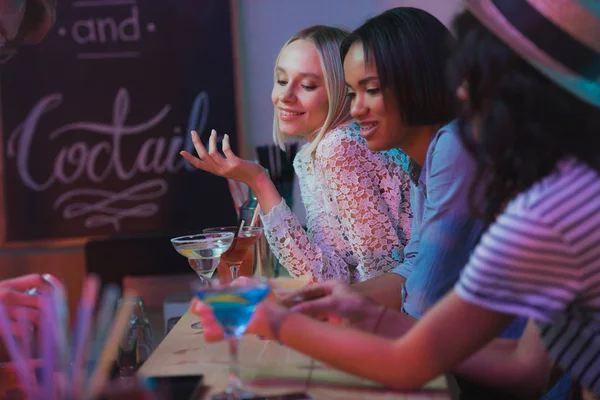 Mulheres multiculturais fazendo festa — Fotografia de Stock