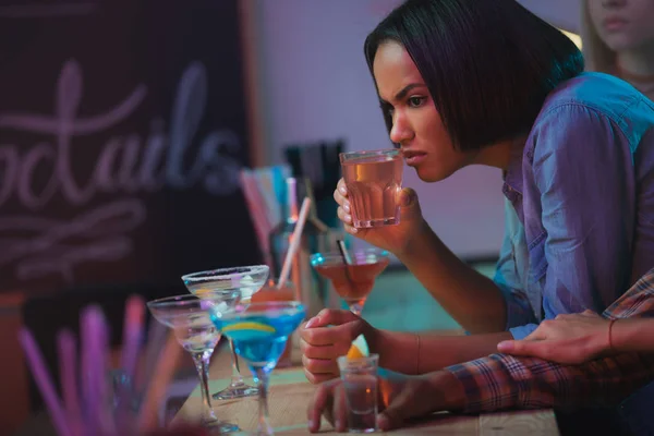 African american woman with cocktail — Stock Photo, Image