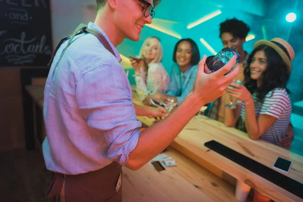 Barmen alcohol cocktail maken — Stockfoto