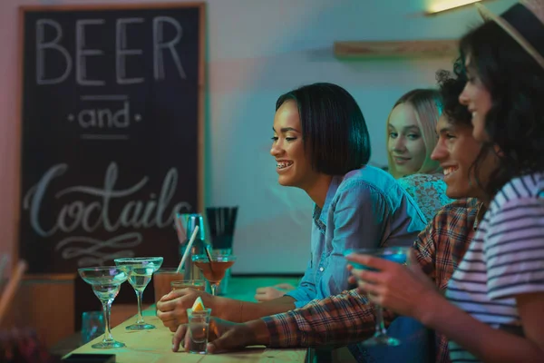 Sonrientes amigos multiculturales en el bar — Foto de Stock