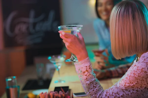 Woman holding cocktail — Stock Photo, Image
