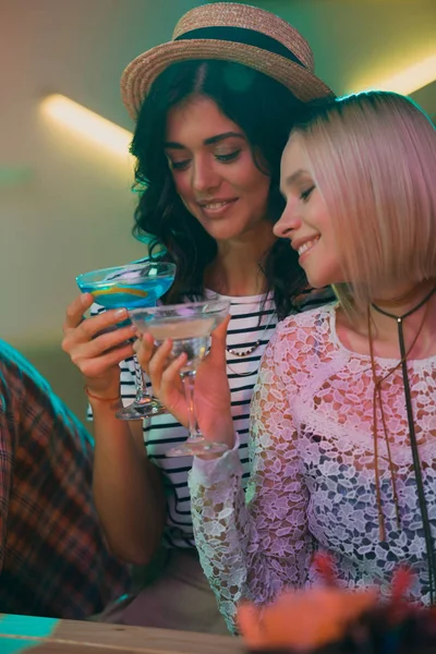 Donne sorridenti con cocktail — Foto Stock