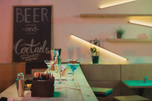 Alcohol cocktails on counter — Stock Photo, Image