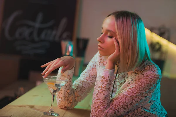 Mujer con cóctel en el bar — Foto de Stock