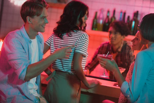 Amigos con bebidas en el bar — Foto de Stock