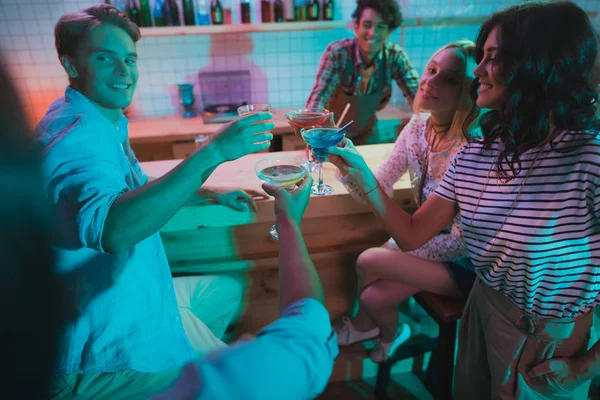 Amigos con bebidas en el bar — Foto de Stock