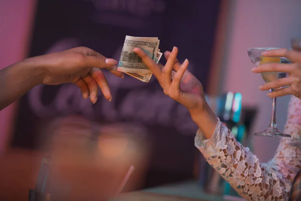 Woman paying barman for cocktails — Stock Photo, Image