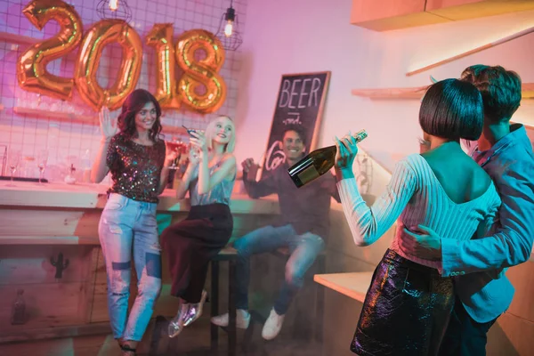 Multi-etnisch vrienden tijdens Nieuwjaar feest — Stockfoto