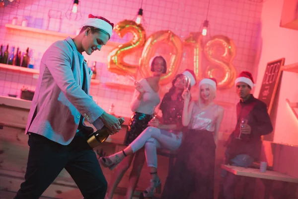 adam açılış şişe şampanya