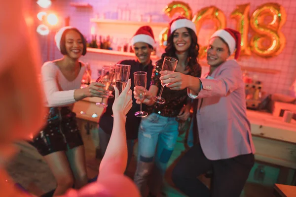 Multietniskt vänner spottar glas champagne — Stockfoto