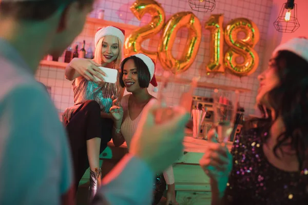 Multicultural women taking selfie — Stock Photo, Image