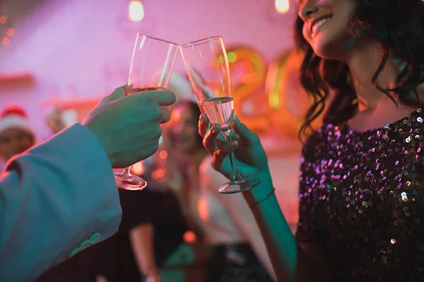 Vänner spottar glas champagne — Stockfoto