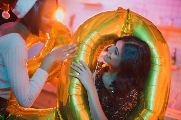 Multicultural women with balloons — Free Stock Photo