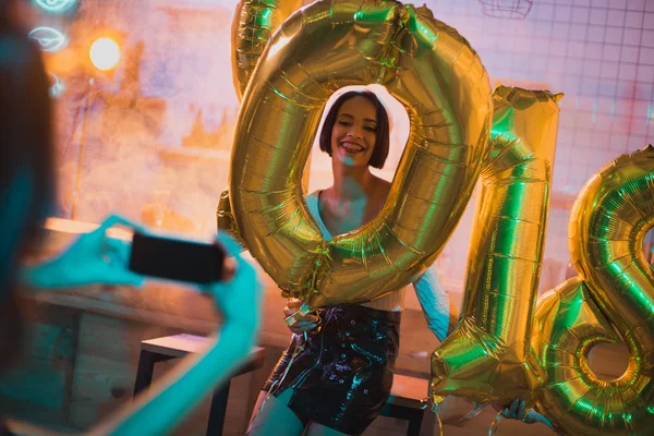 Femme afro-américaine avec des ballons — Photo