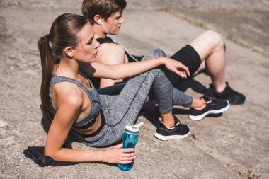 Sportif çift plaka üzerinde dinlenme