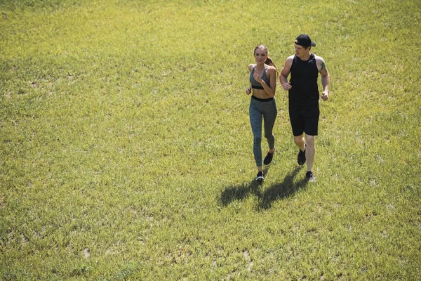 Couple jogging in park — Stock Photo, Image