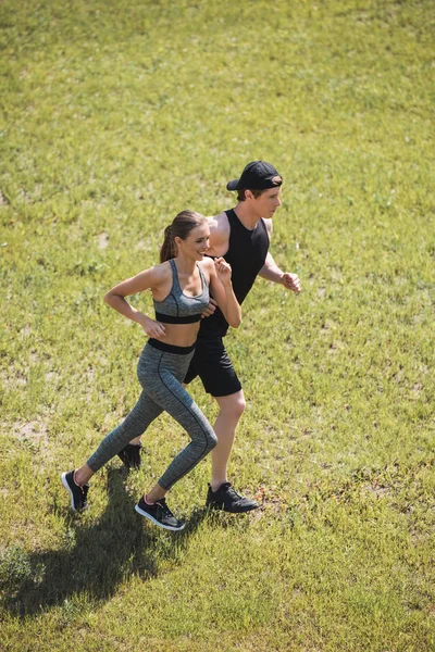 Couple jogging in park — Stock Photo, Image