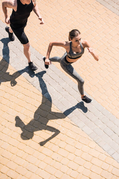 пара бег на улице
