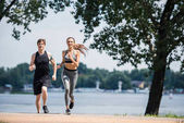 sportovní dvojice běhání v parku