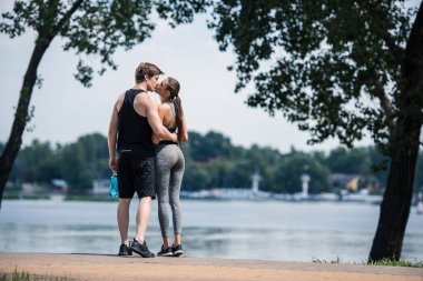 Sportif çift birbirlerine öpüşme