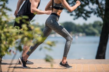 Sportif çift Park'ta jogging