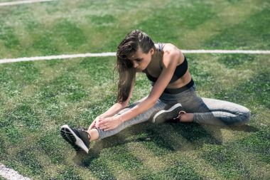 Spor sahasında uzanan kadın