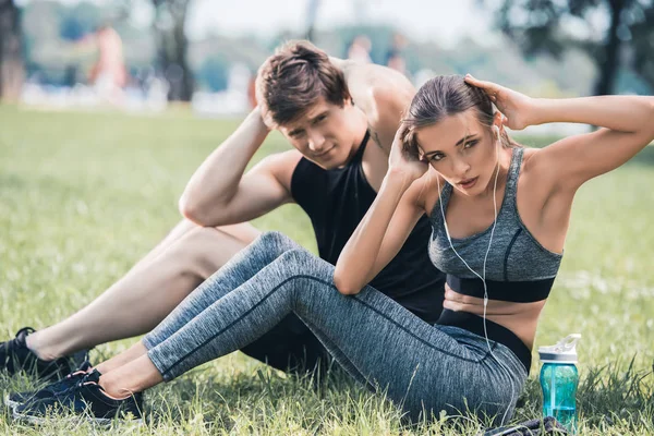 Pareja haciendo ejercicios abdominales — Foto de Stock