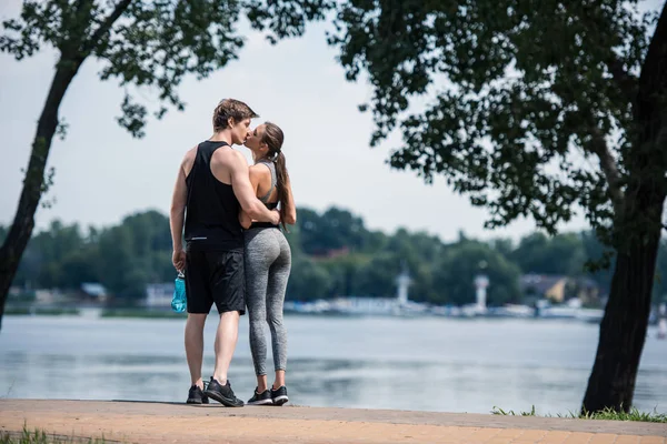 Sportliches Paar küsst sich — Stockfoto