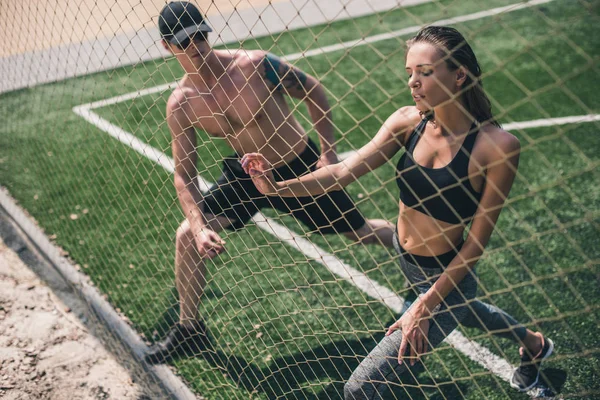 Uomo e donna stretching — Foto Stock