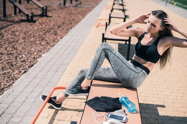 Karın kası egzersizi yapan kadın.