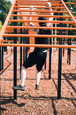 Spor zemin üzerinde egzersiz adam