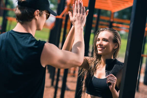 Mujer dando alta cinco a entrenador — Foto de Stock