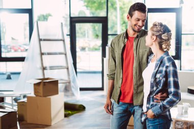 mutlu bir çift yeni evde