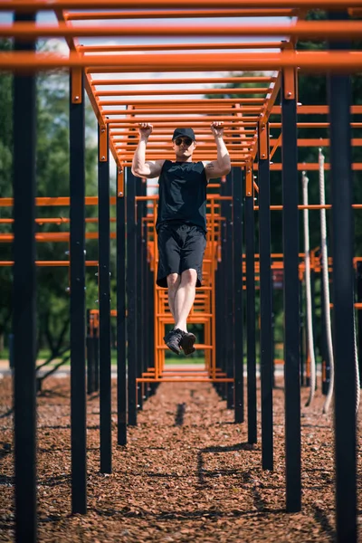 Homem exercendo no terreno desportivo — Fotografia de Stock