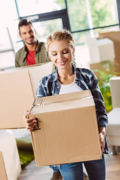 Couple with cardboard boxes in new house — Stock Photo, Image