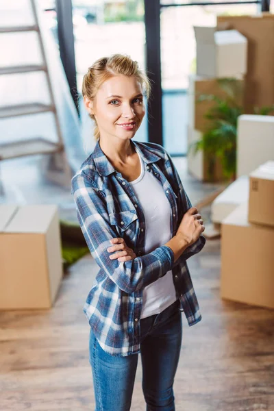 Aantrekkelijk meisje in nieuw huis — Stockfoto