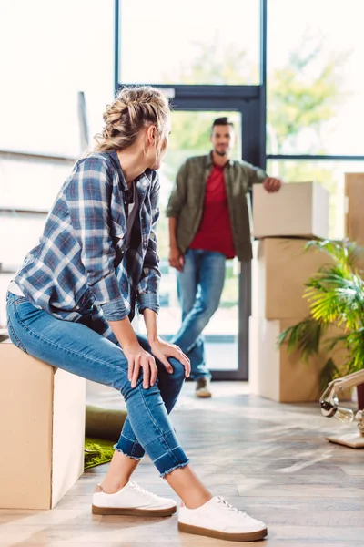 Couple with cardboard boxes in new house — Stock Photo, Image