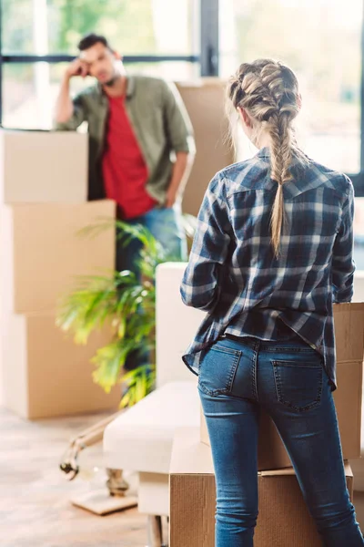 Couple with cardboard boxes in new house — Stock Photo, Image