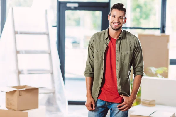 Knappe man in nieuw huis — Stockfoto