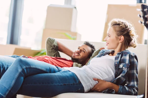 Pareja descansando en nueva casa — Foto de Stock